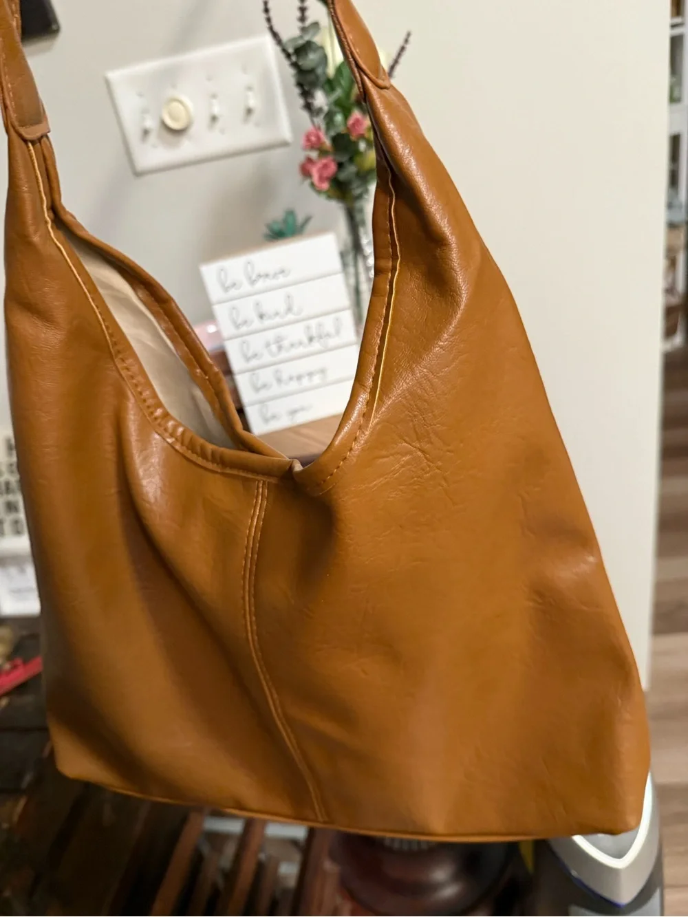 🍁 NEW 🍂 Classic Tan Leather Hobo Shoulder Bag Comes with a sm Wristlet.